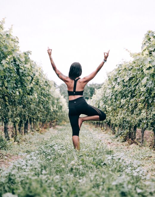 Mujer celebrando al final de una sesión al aire libre