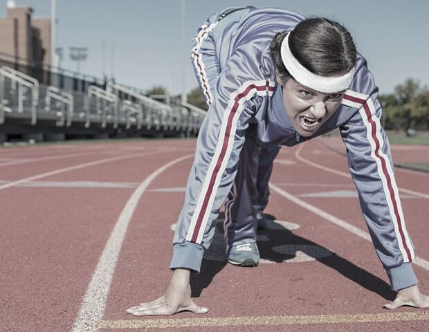Deportista preparando la partida en pista atlética