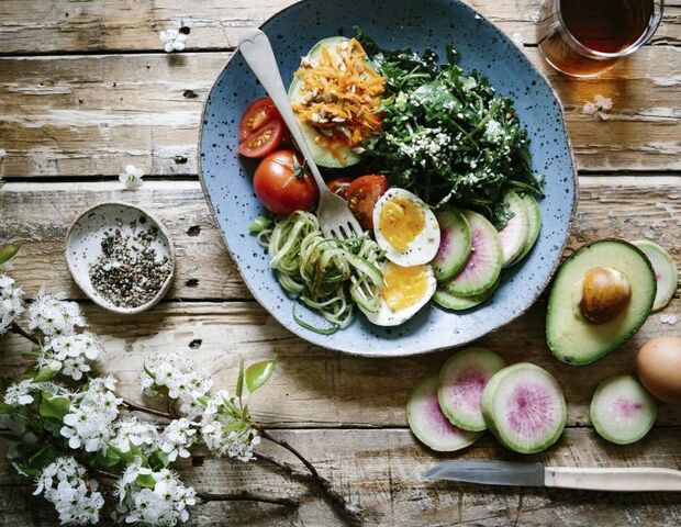 Plato saludable con verduras frescas, palta y huevo